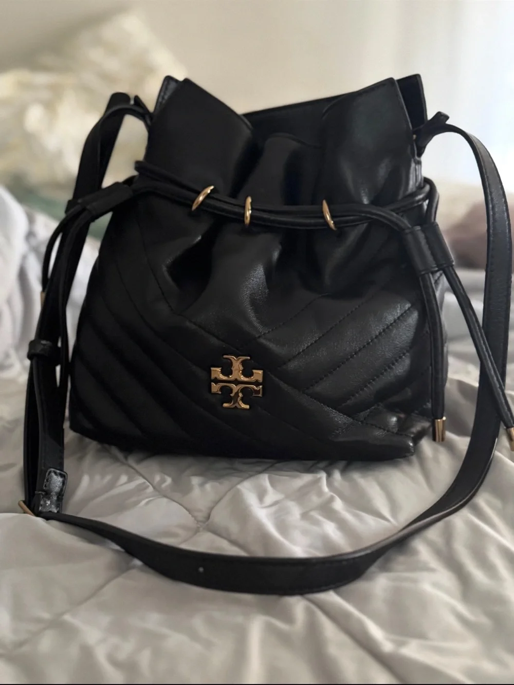 Tory Burch Kira Chevron Mini Bucket Bag in Black with brushed-gold hardware. 🖤